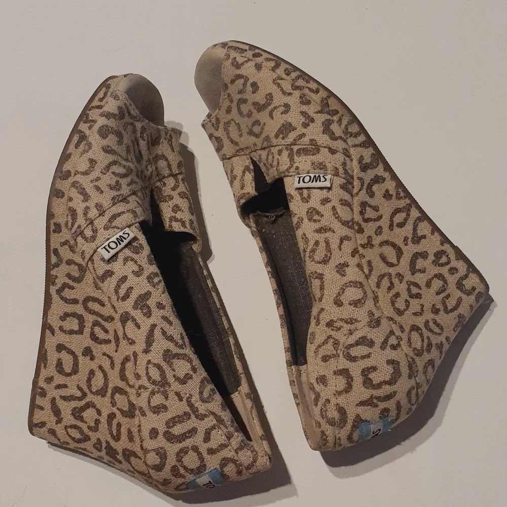 Toms Women's Shoes Canvas Peep Toe Wedge Heels Leopard Cheetah Print Slip On 7‎